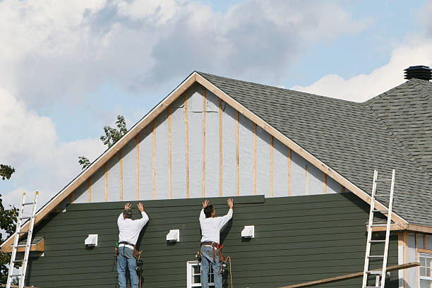Professional Emergency Siding Repair technician working in Streamwood, IL
